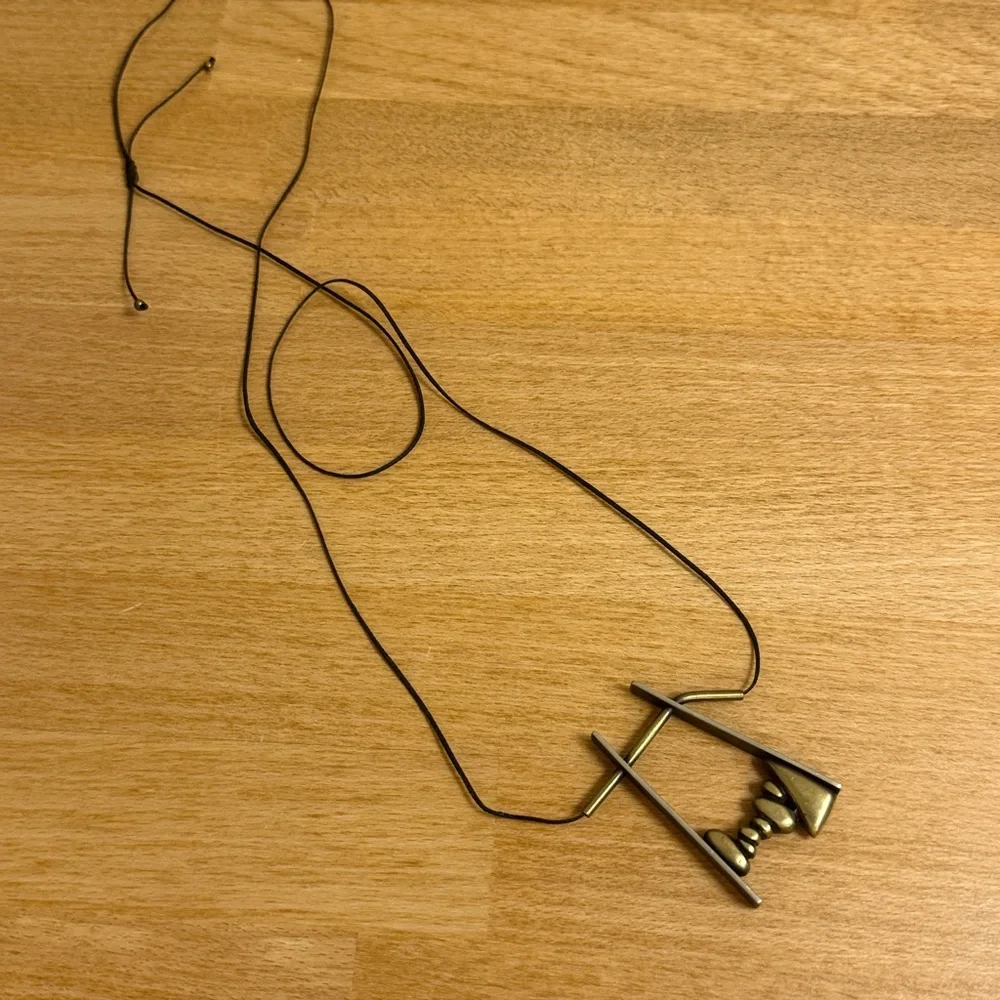 Gold tone large stone Tori pendant on string - Picture 2 of 3